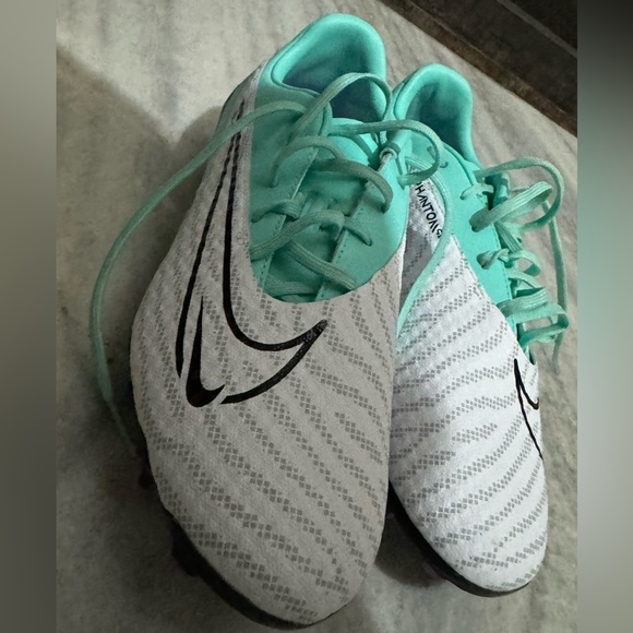 Phantom Nike brand soccer cleats - Picture 2 of 7
